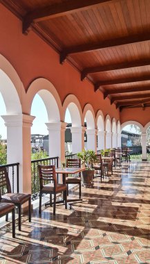 Koloni mimarisi olan eski bir şehir restoranının iç manzarası..