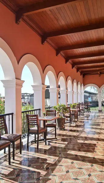 Koloni mimarisi olan eski bir şehir restoranının iç manzarası..