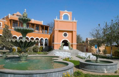 Güneşli bir düğün günü için dekore edilmiş mahrem bir şapel salonu.. 