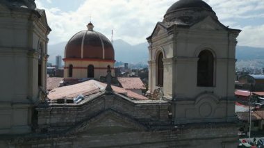 Bir koloni kilise cephesi ve güvercin uçarken ikiz çan kulelerinin insansız hava aracı videosu, Huancayo.