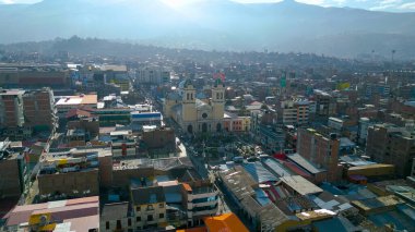  Huancayo şehir merkezindeki insansız hava aracı panoraması ve koloni kilise kuleleri.