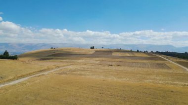 Huancayo 'nun Peru şehrinde güneşli bir yaz gününde güzel And otlakları.