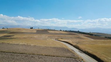 Beyaz araba Peru 'nun güneyindeki And Çayırı' ndan geçiyor..