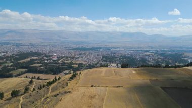 Yüksek irtifa İHA 'sı Huancayo şehri üzerinde açık gökyüzü ile süpürüyor.