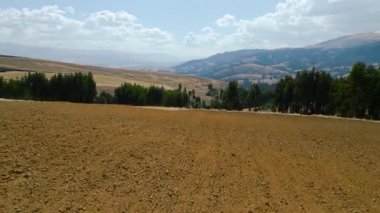 Peru 'da güneşli bir günde güzel And manzarası.