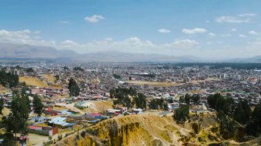 Açık mavi gökyüzü altında güneşli bir günde Huancayo şehrinin insansız hava aracı panoraması.