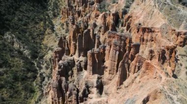 Huancayo, Peru yakınlarındaki hudu kayalarının sinematik hava görüntüleri..