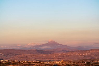 Kapadokya 'daki yüksek Erciyes dağı, şafak vakti bir siluet, eski bir volkan olarak. Yüksek kalite fotoğraf