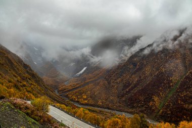Canlı yapraklarla dolu sisli bir sonbahar vadisinin nefes kesici manzarası ve yavaşça akan bir nehir. Kuzeyde yer alan gizemli Svaneti 'nin güzel manzaraları