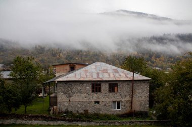 Hatalı bir dağ zeminine kurulmuş güzel sakin taş bir ev derin bir sükunet hissi uyandırıyor. Kuzeyde yer alan gizemli Svaneti 'nin güzel manzaraları