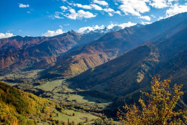 Görkemli dağlarla çevrili bir vadide güzel bir şekilde sergilenen sonbahar renklerinin çarpıcı dizilimini deneyimleyin. Kuzeyde yer alan gizemli Svaneti 'nin güzel manzaraları