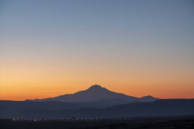 Kapadokya 'daki yüksek Erciyes dağı, şafak vakti bir siluet, eski bir volkan olarak. Yüksek kalite fotoğraf