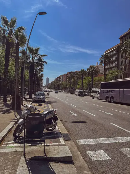 Barselona 'da sokak, yol, scooter, araba, sıcak gün, plaja giden yol, sokak, şehir hayatı.