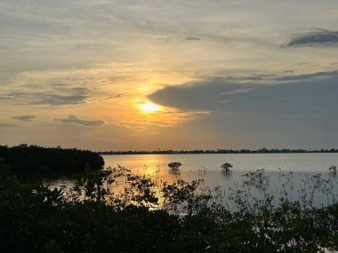 Güneş, Florida Keys 'te gün batımında gökyüzünde bulutlarla peekabo oynuyor.