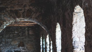 Gürcistan tarihindeki antik kale taş duvarları macerayı mahvetti
