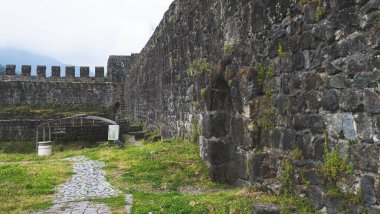Gürcistan tarihindeki antik kale taş duvarları macerayı mahvetti