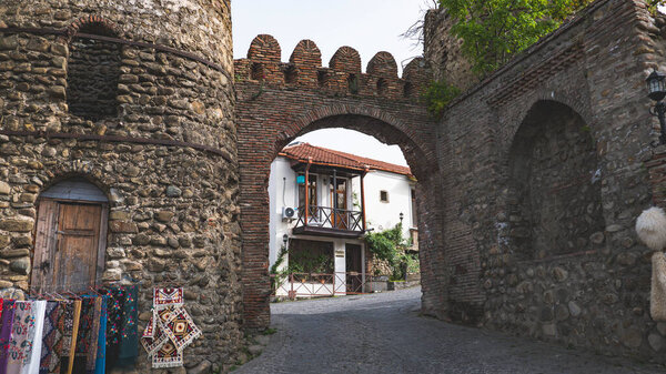 Древняя крепость каменные стены в стране Грузии история рушит приключения