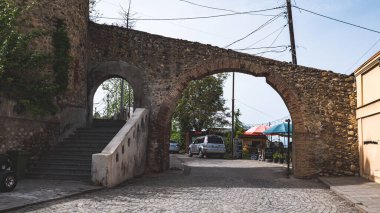 Küçük kasaba binaları Gürcistan 'da seyahat eden topluluklara ev sahipliği yapıyor