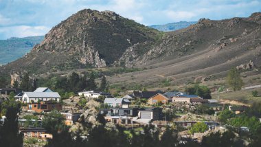 Alexandra township in New Zealand on the bottom on the hill clear day houses clipart