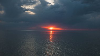 Karadeniz 'de güzel bir gün batımı Gürcistan' da karanlık gökyüzü