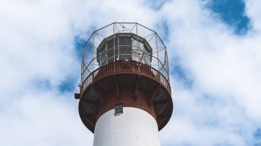 Georgia 'da gökyüzü arkaplanı olan bir deniz feneri.