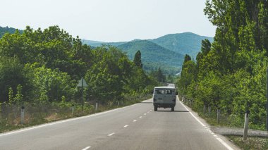 Ülke manzaraları ve manzaralarından geçen bir yol Gürcistan 'a seyahat ediyor.