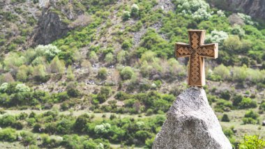 Çok güzel manzarası olan bir haç. Georgia 'da Hıristiyan bir seyahat.