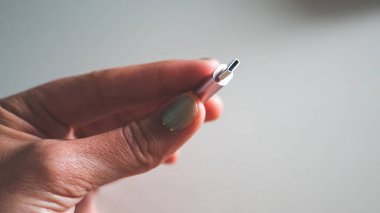Bir el tutuşu usb buji C tipi minimal teknoloji fotoğrafını kapat