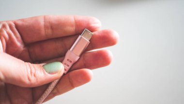 Bir el tutuşu usb buji C tipi minimal teknoloji fotoğrafını kapat