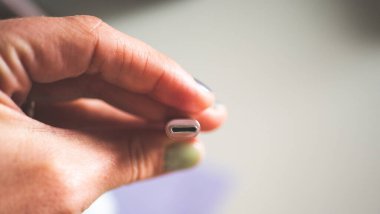 Bir el tutuşu usb buji C tipi minimal teknoloji fotoğrafını kapat