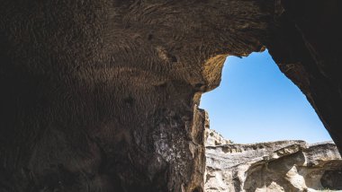 Gürcistan 'ın taştan duvarları arasında eski bir rock kasabasının manzarası var.