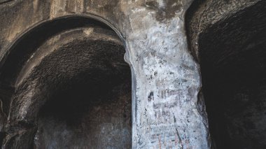 Gürcistan 'ın taştan duvarları arasında eski bir rock kasabasının manzarası var.