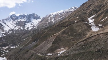 Gürcistan 'daki Kafkas Dağları Kazbegi Dağı' nda yürüyüş macerası