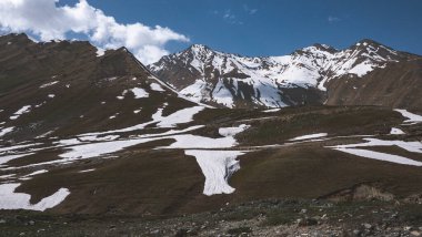 Gürcistan 'daki Kafkas Dağları Kazbegi Dağı' nda yürüyüş macerası