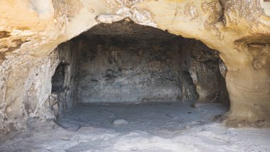 Gürcistan 'ın taştan duvarları arasında eski bir rock kasabasının manzarası var.