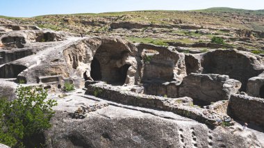 Gürcistan 'ın taştan duvarları arasında eski bir rock kasabasının manzarası var.