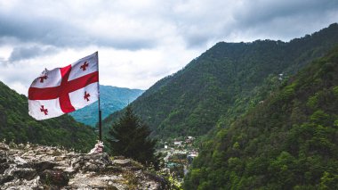 Doğa manzaralı Gürcistan bayrağı
