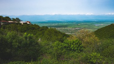 Yaz boyunca Gürcistan 'da güzel manzaralı yeşil manzaralar seyahat ediyor.