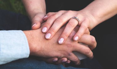 Erkek ve kadın el ele tutuşuyor. Nişan yakın ilişkiler.