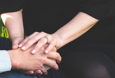 Erkek ve kadın el ele tutuşuyor. Nişan yakın ilişkiler.