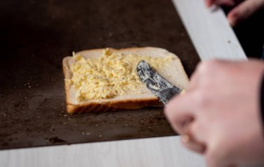 Peynirli rulo yapmak ikonik Yeni Zelanda yemeği ızgara aşçı
