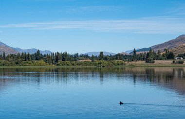 Yeni Zelanda 'nın berrak tepelerindeki göl manzarası yatay