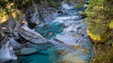 Yeni Zelanda 'daki berrak mavi buzullu dağ nehri yatay