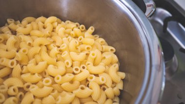 Makarna makarna dirsekleri pişmiş doku detayı. Fotoğrafı kapat.