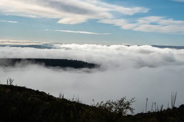 Clyde Yeni Zelanda fotoğrafında alçak bulutlu sis dağları kapladı