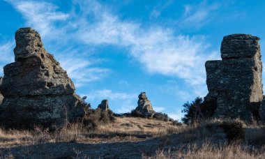 Güzel dağ manzarası kayalar çıplak mavi gökyüzü Orta Otago NZ