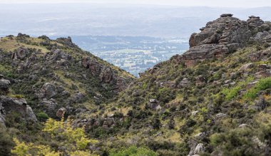 Güzel kayalık manzara merkezi. Yeni Zelanda engebeli arazi fotoğrafı.