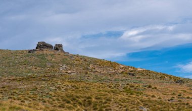 Güzel, dağlık bir manzara. Oto merkezi. Yeni Zelanda, sarı çöl.