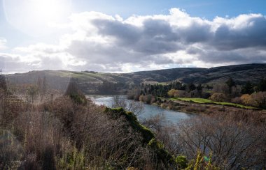Muhteşem nehir manzarası Roxburgh Yeni Zelanda Clutha Nehri mavi fotoğrafı