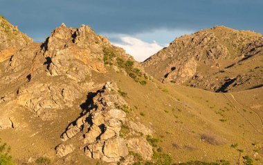 Gün batımında engebeli dağlar Roxburgh Boğazı Yeni Zelanda NZ